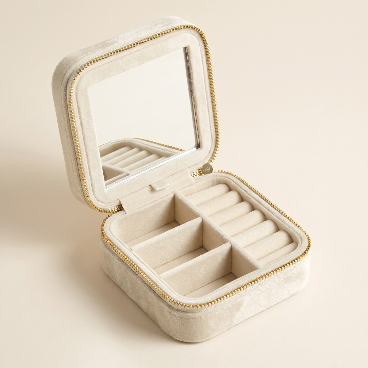 Escale Velvet Travel Jewelry Case with Mirror in Cream