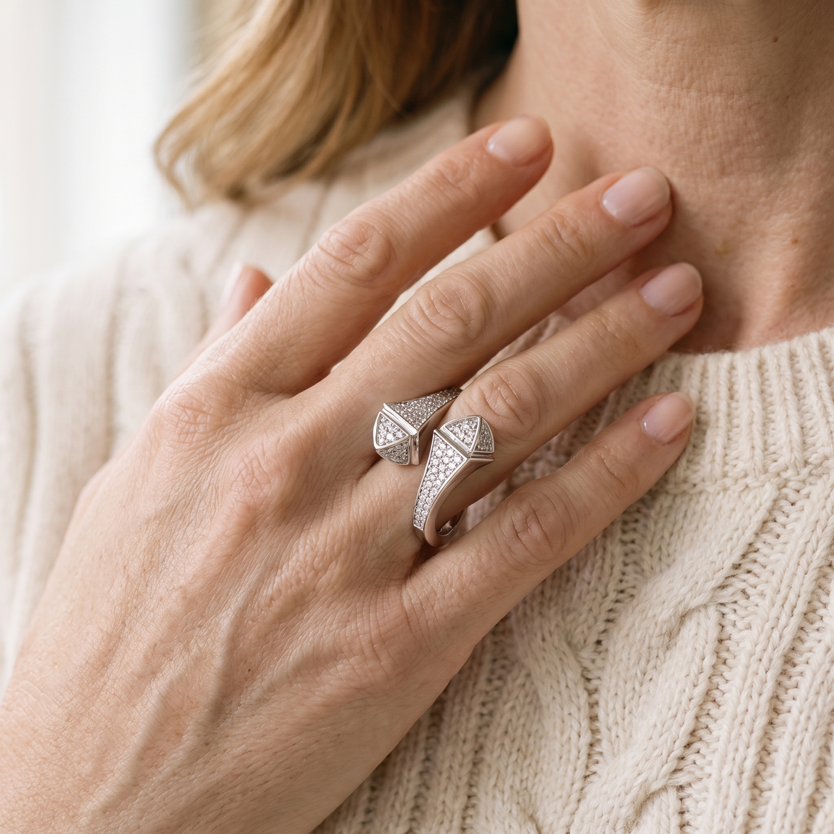 Médée Moissanite Double Snake Head Ring, worn by a woman