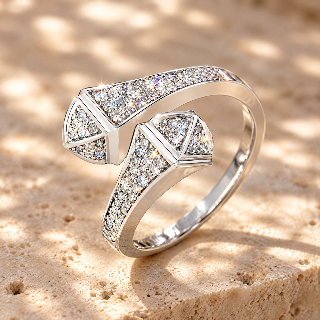 Médée Moissanite Double Snake Head Ring, close-up detail