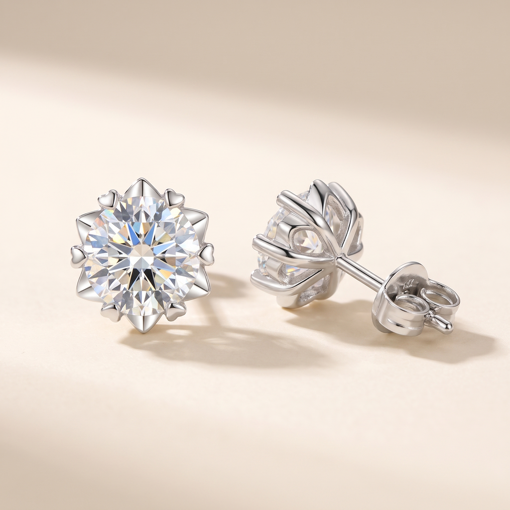 Pâquerette Moissanite Heart-Prong Studs in White Gold