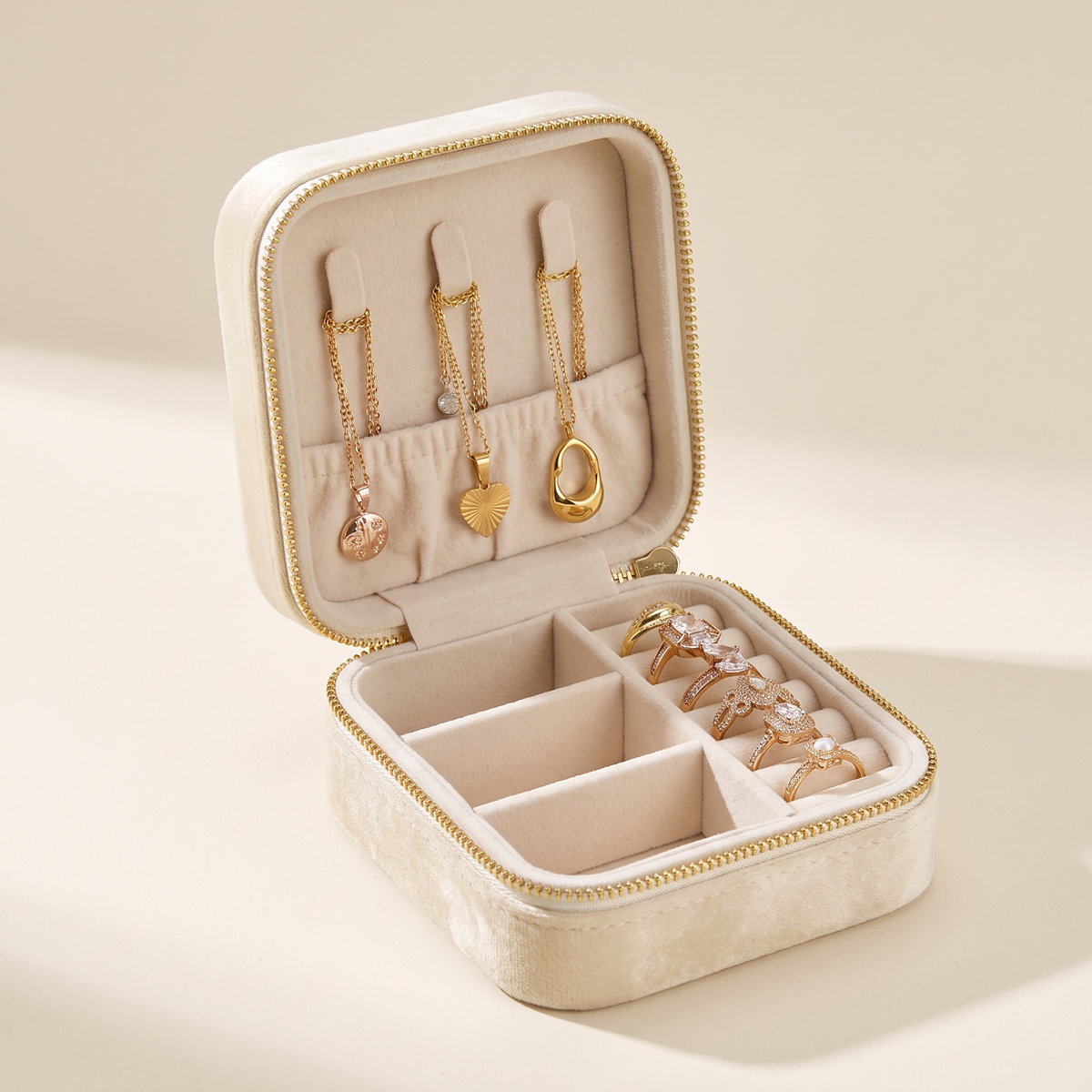 Voyage Velvet Travel Jewelry Case in Cream